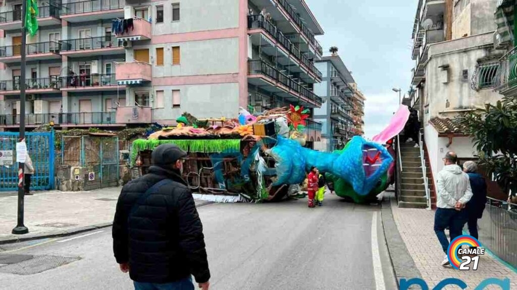 Carnevale Maiori carro ribaltato