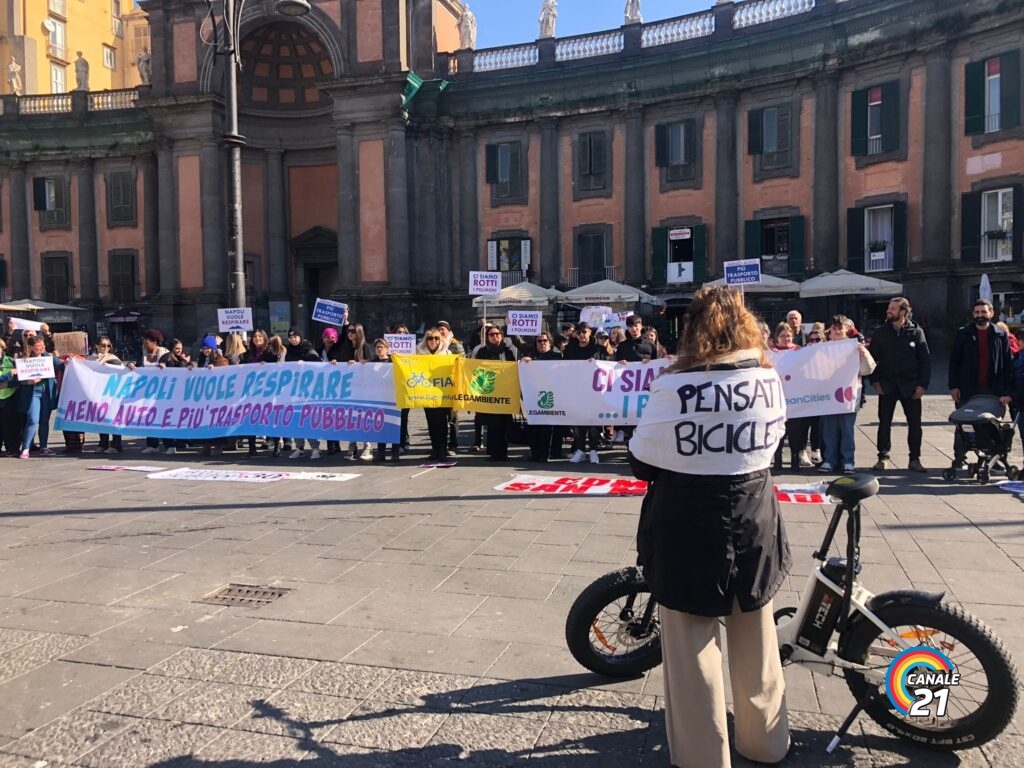 Flash mob di studenti, cittadini e associazioni stamattina in piazza Dante finalizzato al ripristino della Ztl, con lo slogan meno auto e più trasporto pubblico.