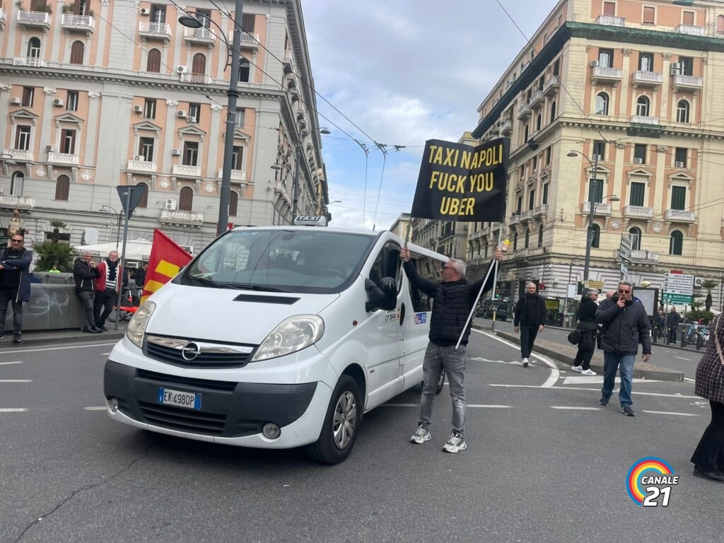 Quasi 2.400 tassisti napoletani in sciopero oggi fino alle 22.00. Incrociano le braccia per 14 ore per chiedere l’adeguamento delle tariffe taxi