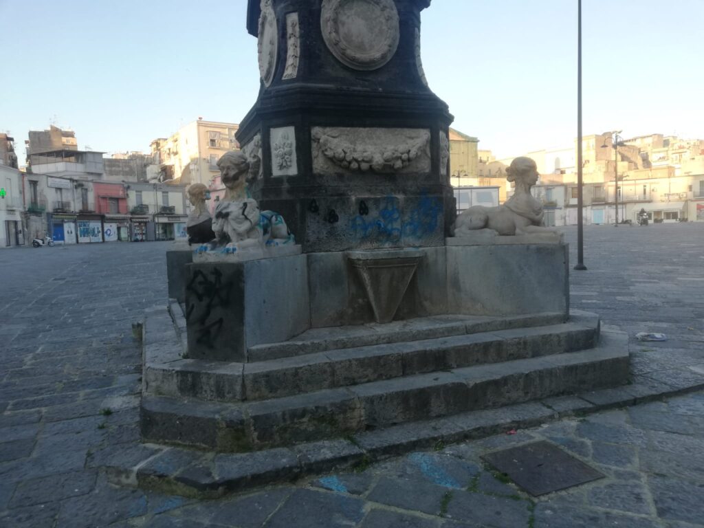 Imbrattate con dello spray azzurro e nero. Le sfingi della fontana del Seguro, nei pressi di piazza Mercato, sono state vandalizzate. 