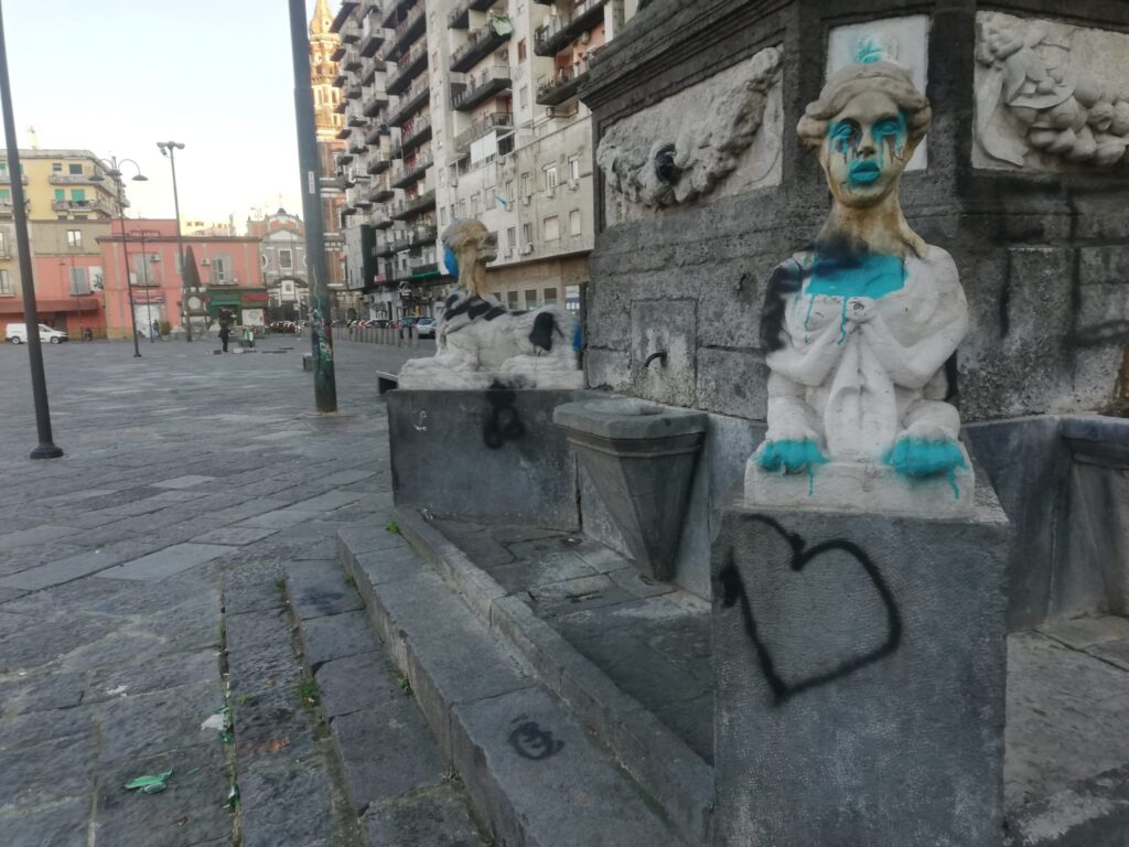 Sfingi della fontana del seguro vandalizzate, piazza mercato