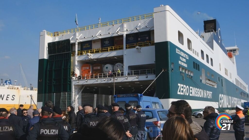 migranti salerno sbarco nave porto