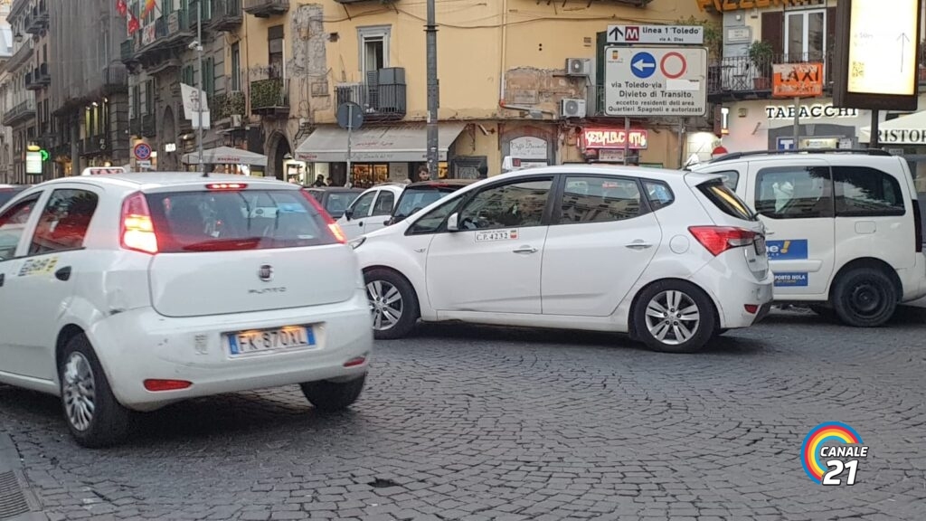 Chiedono provvedimenti contro la concorrenza privata e quella degli abusivi e per questo sono tornati in piazza i tassisti napoletani, per uno sciopero di 8 ore, dando vita a un lento corteo questa mattina.