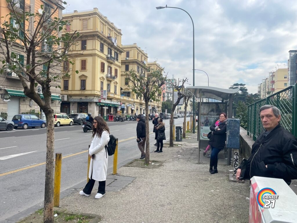 trasporto pubblico pensilina autobus