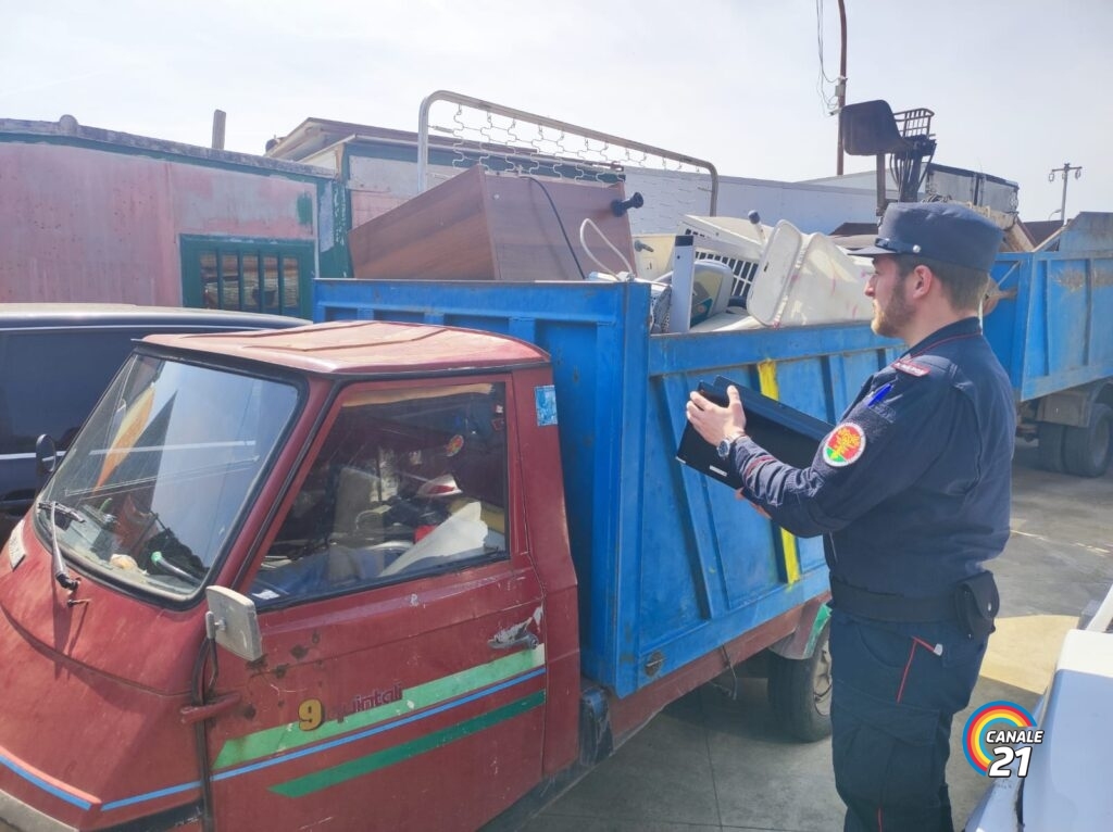 Alla guida del mezzo è stato sorpreso un soggetto, svolgente attività di fatto di svuota cantine in assenza di qualsiasi autorizzazione per la raccolta e trasporto dei rifiuti