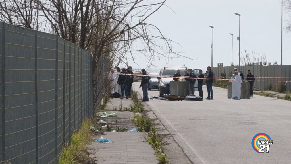 Non è stato ancora possibile dare un nome all’uomo straniero ritrovato sgozzato su un marciapiede in località Capitolo San Matteo a Salerno. Si indaga per omicidio ma si seguono più piste.