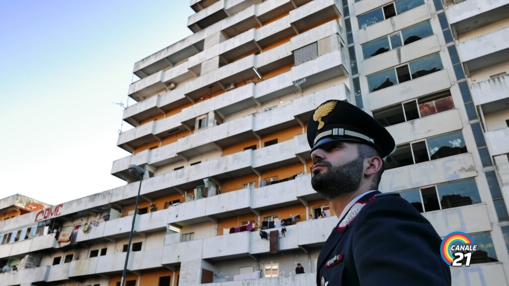 Scampia, 16enne in auto non si ferma all'alt