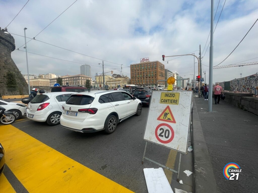 Napoli nella morsa dei cantieri. Su via Acton ne insistono ben tre. Il nostro viaggio comincia alle 9:44 all’imbocco della Galleria Vittoria di Napoli. Solo per percorrere il tunnel intasato di auto ci impieghiamo venti minuti. Altra via Crucis sulla strada del molo beverello. Qui il caos più totale ed i tempi di percorrenza che si dilatano. La corsia lato mare è chiusa e da ieri e fino al prossimo 15 aprile le auto provenienti da piazza Vittoria e quelle da via Colombo verso via Acton si incrociano in un’unica corsia. I tre blocchi di lavori fanno riferimento al rifacimento stradale in vista del giro d’Italia che proprio da qui passerà, ai lavori per la linea 1 della metropolitana relativi alla costruzione del collegamento con porto e, infine, il cantiere Terna per il posizionamento del nuovo cavidotto elettrico. Dinanzi al molo Beverello la corsia si stringe notevolmente creando molti disagi. Cittadini e turisti che si districano tra le auto per attraversare. Il ciclo di semafori è più veloce ma non basta. Per arrivare all’imbocco dell’autostrada in via Marina, dalle 9:44, si impiega complessivamente quasi un’ora. Automobilisti disperati e persi tra i cantieri. La rabbia sale mentre chiedono al Comune di velocizzare i lavori.