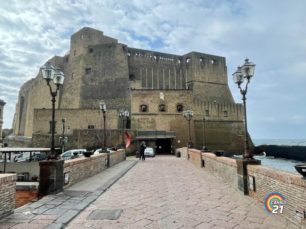 castel dell ovo mattina