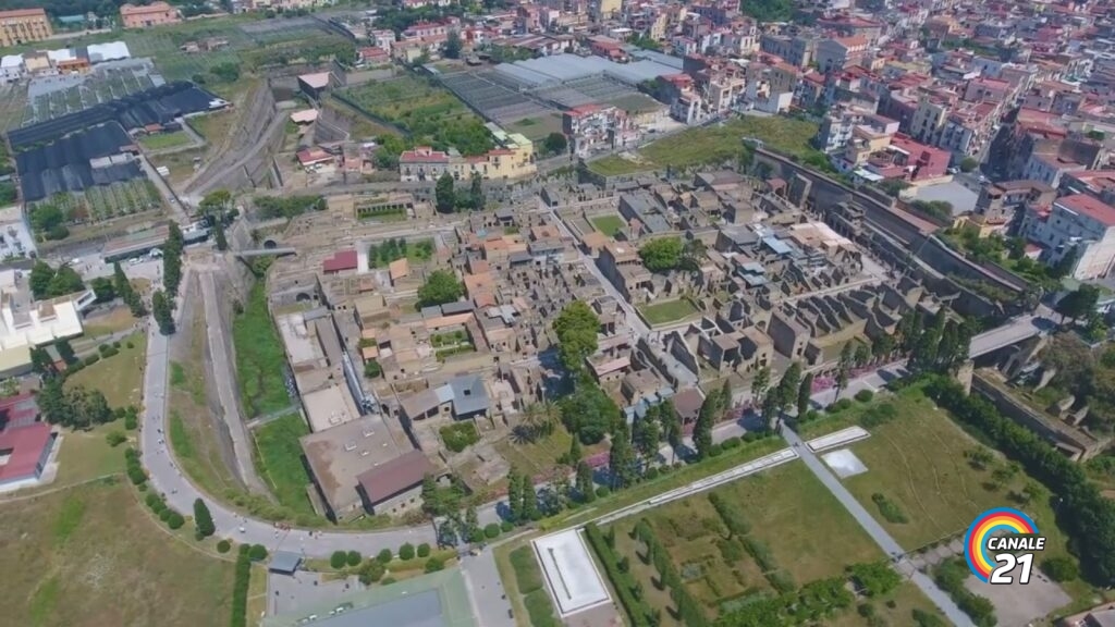 Il Parco Archeologico di Ercolano arricchisce la sua offerta con l’apertura della Casa della Gemma, ricca di preziosi mosaici e avviando in questo fine settimana il nuovo orario estivo.