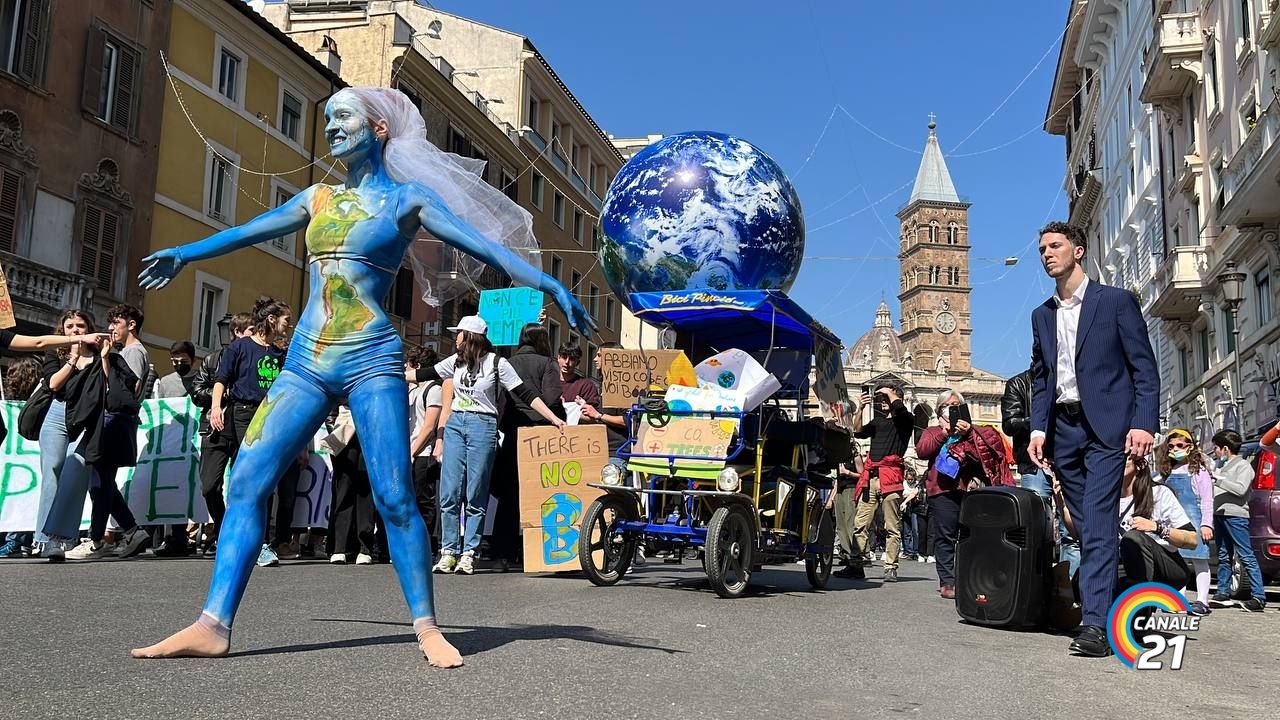 Alla vigilia dello sciopero globale sul clima di venerdì 3 marzo l'associazione diffonde un sondaggio su giovani italiani e il clima realizzato da EMG Different