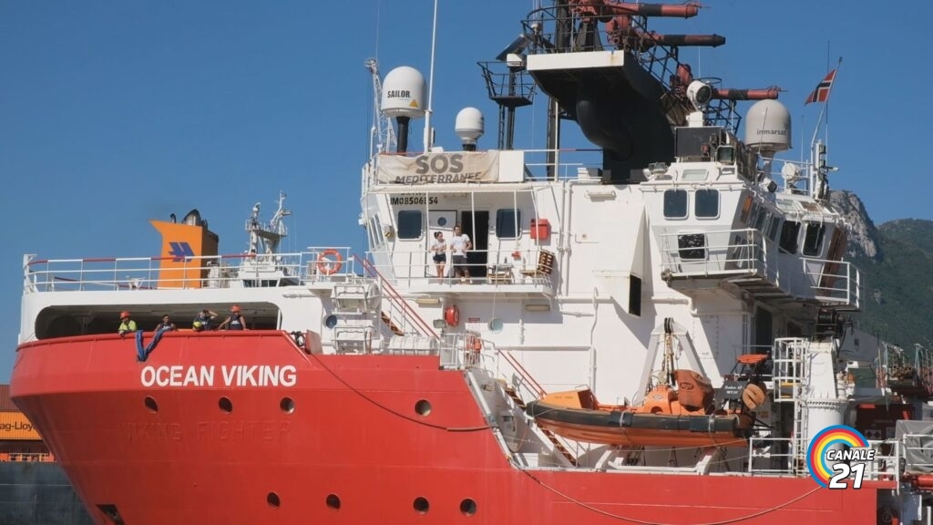 Arriveranno a Salerno tra stasera e l’alba di domani i 92 profughi salvati dalla Ocean Viking. Erano su un gommone che si stava sgonfiando con a bordo 40 minori e diversi feriti.