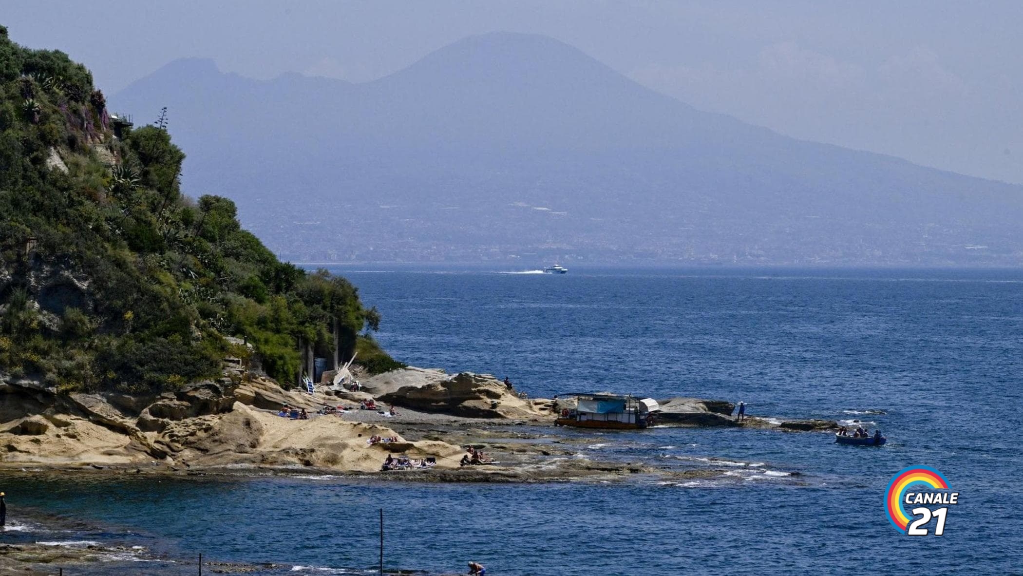 Sangue sugli scogli di Marechiaro: accoltellato un 42enne