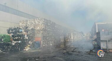 In fiamme azienda cartaria ad Arzano. L’aria irrespirabile per molte ore anche nei comuni vicini